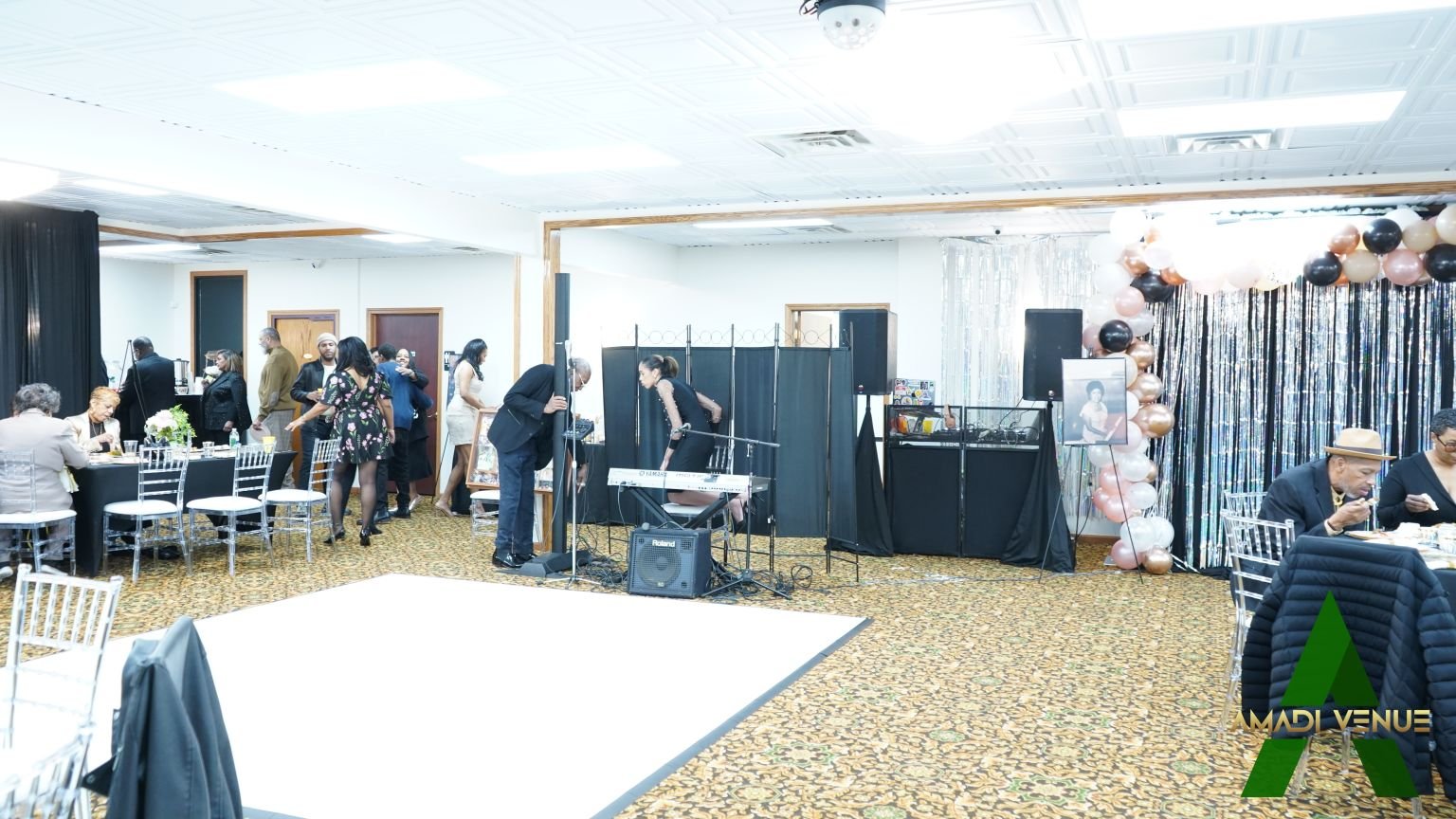 Wide shot of entertainment vendor.